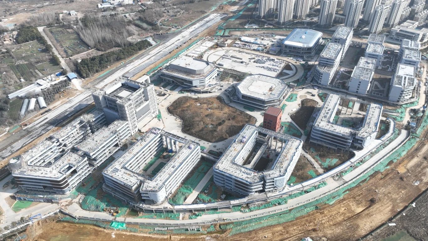 為確保合肥一中淝河校區(qū)項(xiàng)目2024年竣工交付節(jié)點(diǎn)如期完成，迅速掀起春節(jié)后復(fù)工即大干勞動熱潮，形成一股緊張快干、提速爭先的濃厚氛圍，2月16日，合肥一中淝河校區(qū)項(xiàng)目召開節(jié)后復(fù)工動員大會。會上，各部門負(fù)責(zé)人報(bào)告了2023年度收尾工作情況及今年的工作任務(wù)，以月、周為時(shí)間軸線，明確各目標(biāo)節(jié)點(diǎn)，并以圖表的形式對各勞務(wù)班組負(fù)責(zé)人進(jìn)行全面交底，落實(shí)工作目標(biāo)責(zé)任制，做到責(zé)任到人，切實(shí)做到工作目標(biāo)化，目標(biāo)階段化，階段具體化，具體責(zé)任化。 (2)_副本.jpg