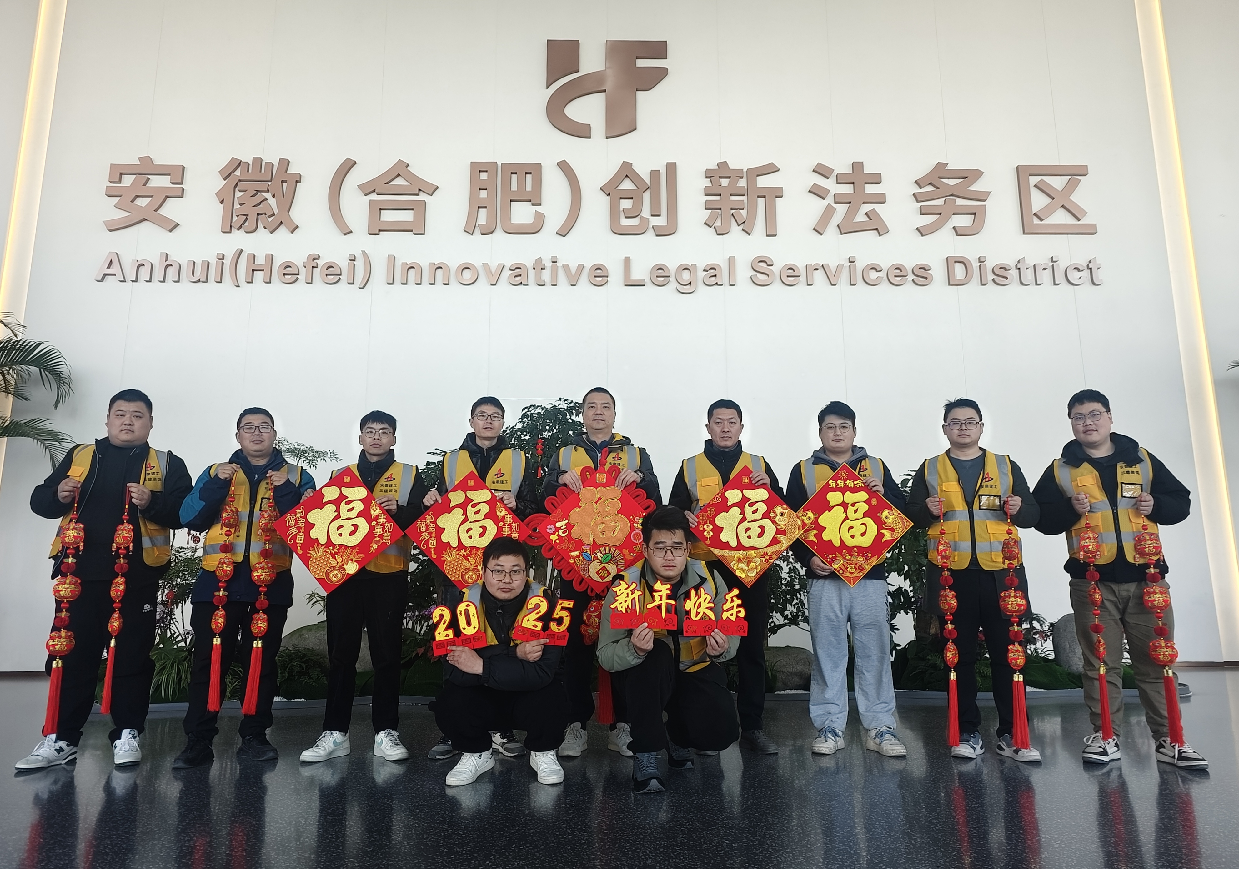 安徽（合肥）創(chuàng)新法務(wù)區(qū)項目位于龍川路和廬州大道西南角，總建筑面積約9萬平方米，建筑高度213.2米，共45層。項目主要是針對原綠地中央廣場D棟寫字樓進行改造，包括墻體拆改加固及部分?jǐn)U建、安裝及裝飾裝修。建設(shè)安徽（合肥）創(chuàng)新法務(wù)區(qū)，是踐行習(xí)近平法治思想的有力舉措，是服務(wù)安徽高質(zhì)量發(fā)展的重要支撐，是安徽省重點工程和建設(shè)法治安徽的重大工程，是更好服務(wù)打造“三地一區(qū)”、建設(shè)“七個強省”的重要舉措。.jpg